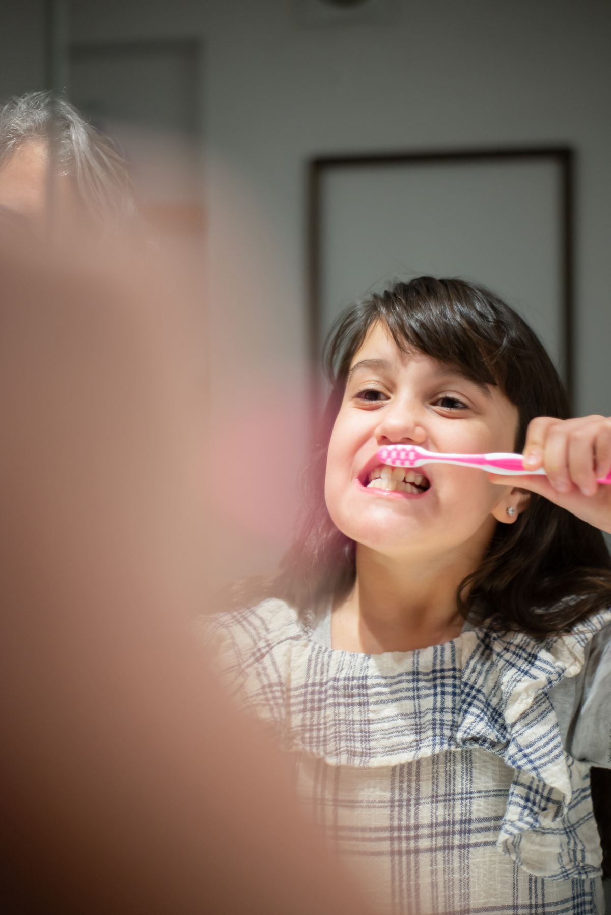 Niña cepillándose los dientes