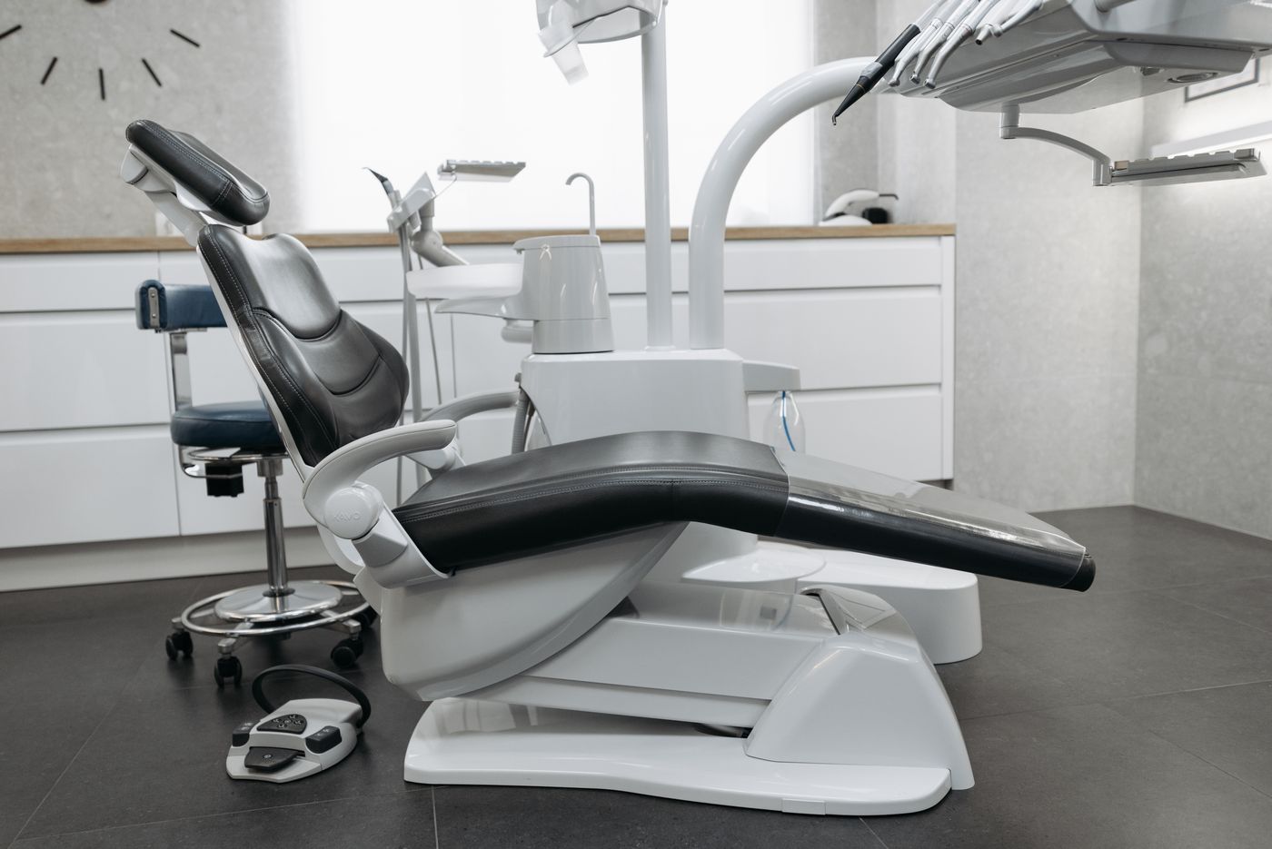Sillón dental en un consultorio amplio