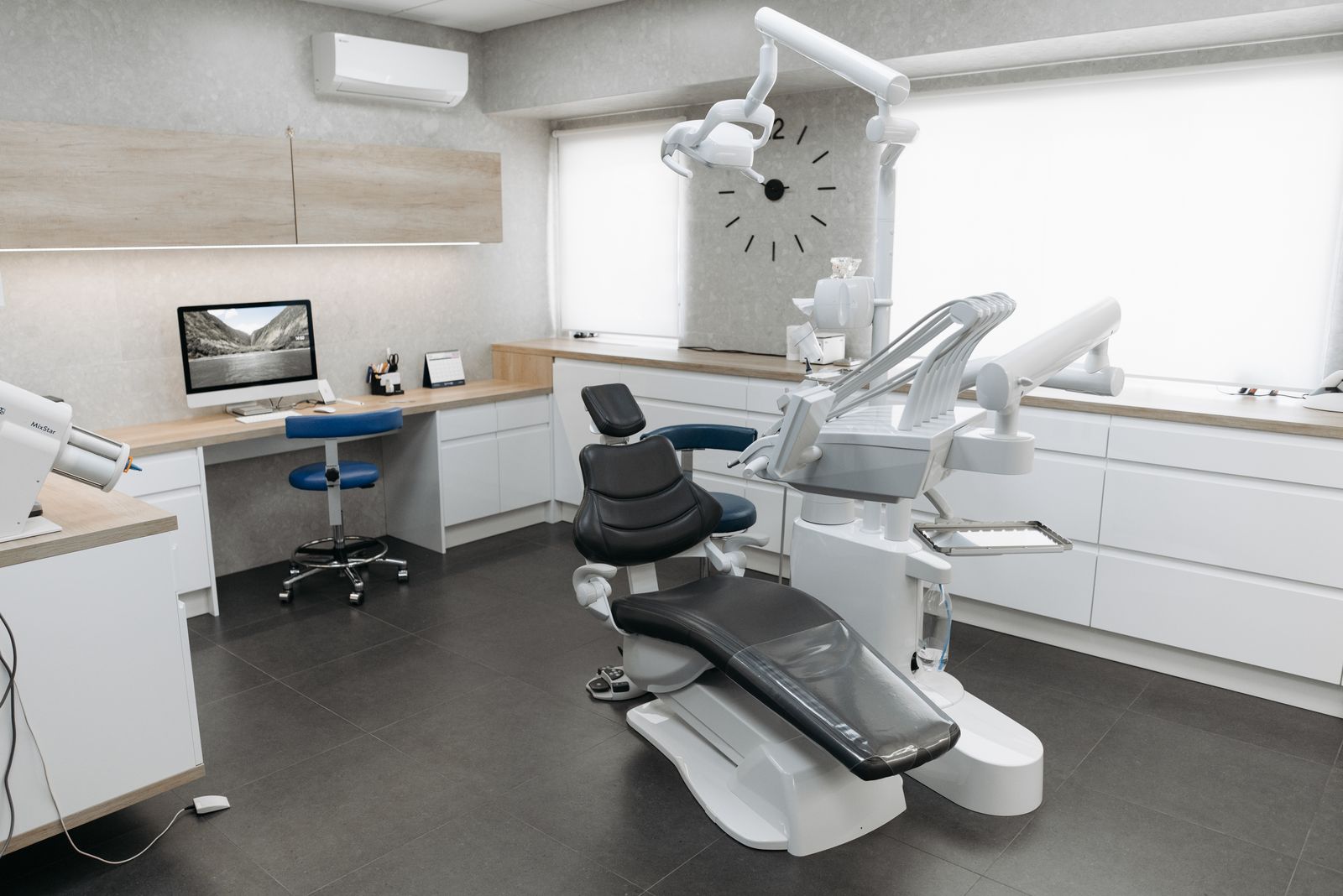 Consultorio dental equipado con sillón y lámpara