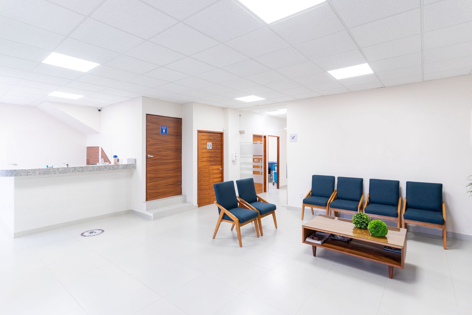 Sala de espera amplia y luminosa